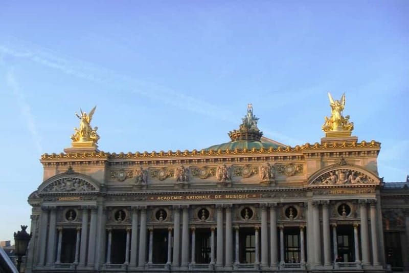 German private Walking Tour through Montmartre & Passages - What $183 means for a private four-hour walk