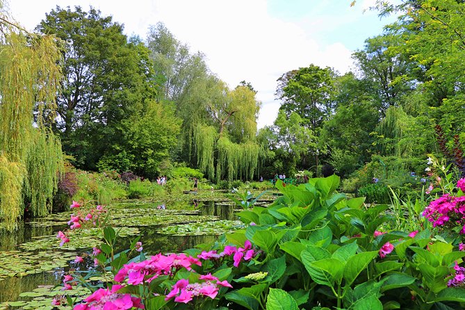 Giverny and Monet's Garden Half-Day Trip from Paris - Walking the Clos Normand flower garden