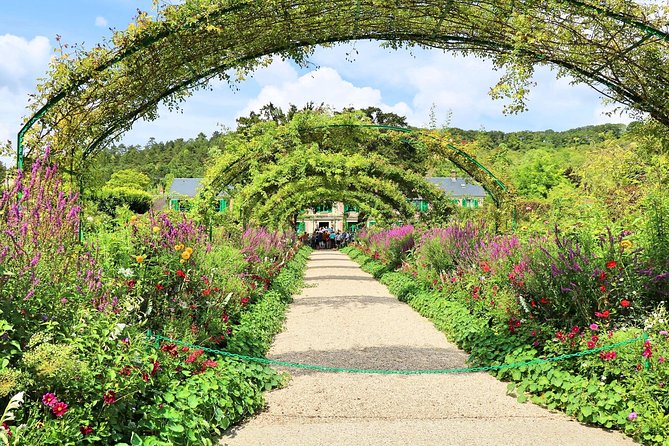 Giverny and Monet's Garden Half-Day Trip from Paris - The guide question: escorted visit or full tour?
