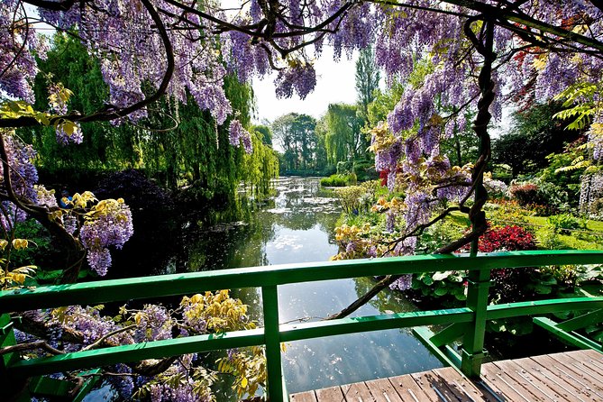 Giverny & Auvers sur Oise Private Day Trip with Monet & Van Gogh Tour from Paris - What the private vehicle adds