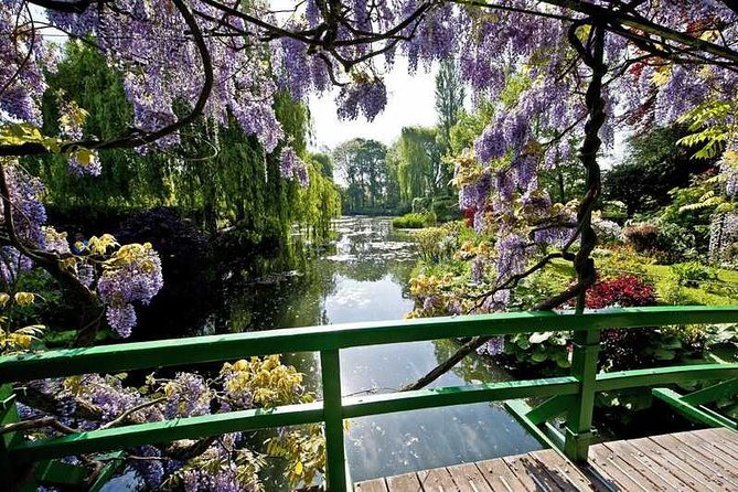 Giverny - Claude Monet's House & Gardens - Private Trip - Free time in the village of Giverny