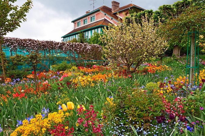 Giverny Half-Day Guided Tour from Paris - Leaving Paris in a private Mercedes van