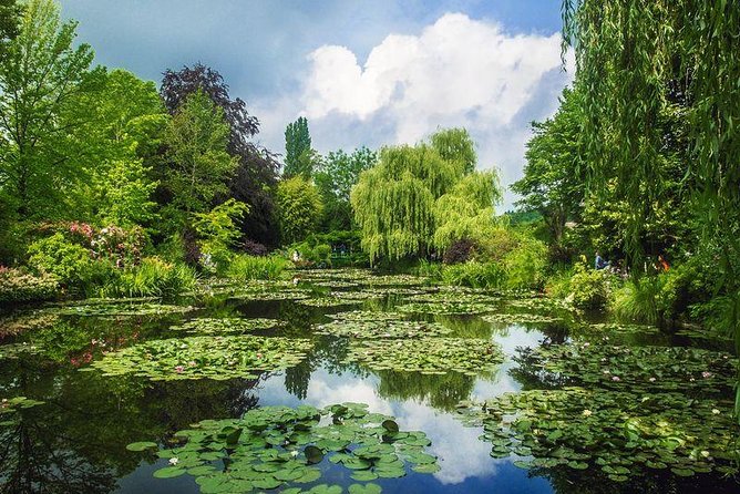 Giverny Monet House and Gardens Skip the line Walking tour - Entering the Fondation Claude Monet