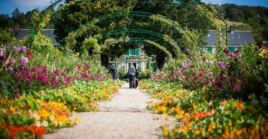 Giverny: Monet's House and Gardens Guided Tour - Why Giverny is more than a pretty garden