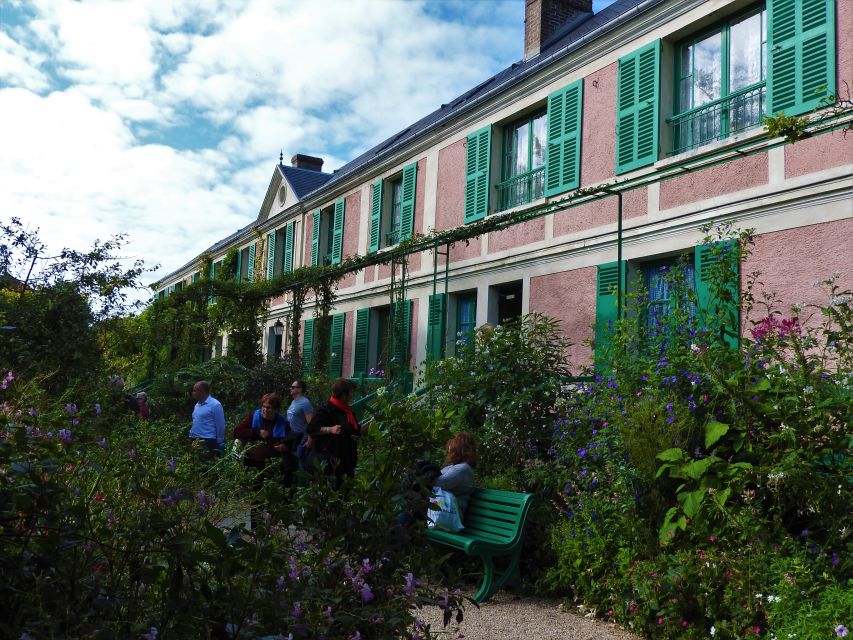 Giverny: Monet’s House and Gardens Skip-the-Line Tour - A guide-led visit with room to look around
