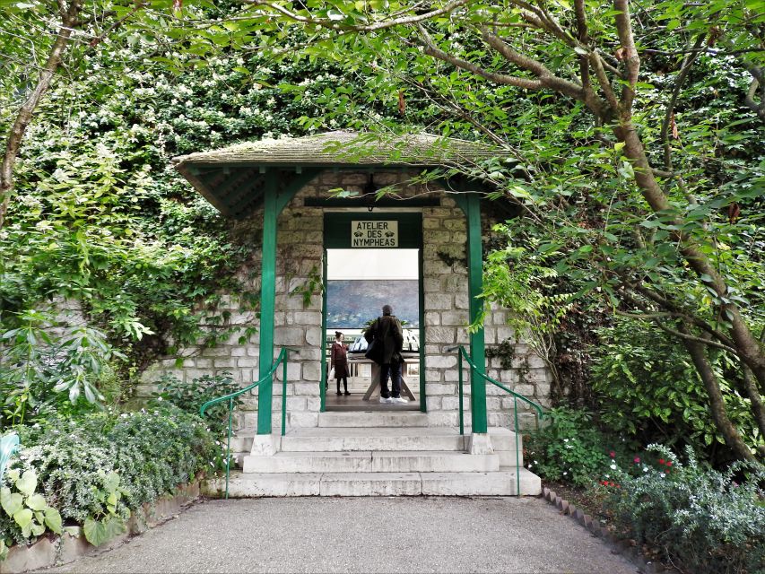 Giverny: Monet’s House and Gardens Skip-the-Line Tour - Beginning in Giverny’s village streets