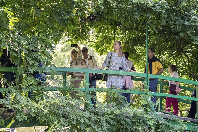 Giverny & Monet's House Audio Guided Half-day Tour from Paris - Coach comfort and group size