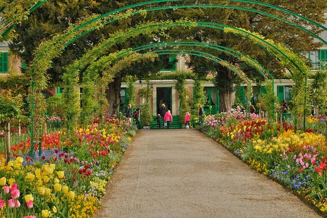 Giverny Monet's House & Versailles Palace Private Day Trip from Paris - The guide makes or breaks the day