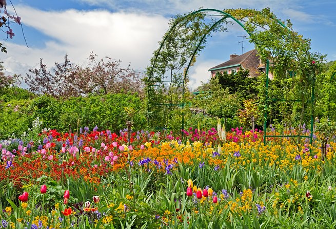 Giverny & Versailles Audio Guided Day Trip with Lunch from Paris - Who should book this day trip?