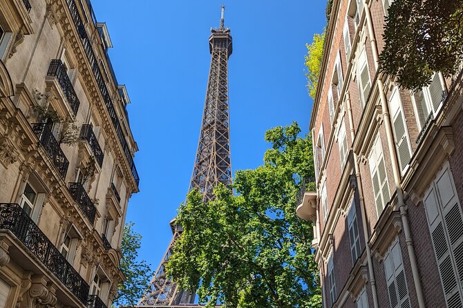 Guided and Private Tour of 3 hours through Paris aboard a Citroën 2cv - Who will enjoy this ride most