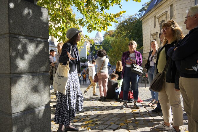 Guided tour of Montmartre in songs with a professional - Starting at Place des Abbesses
