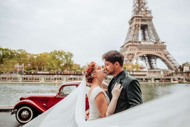 Guided tour of Paris in Citroën Traction Avant or DS 21 - Eiffel Tower from a classic French car