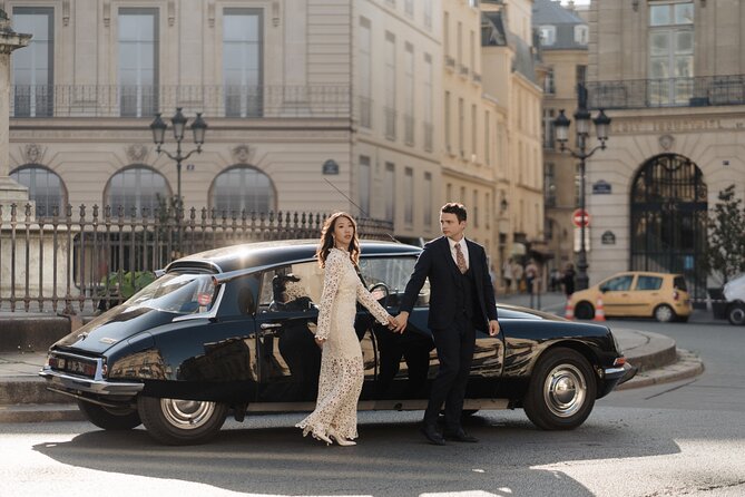 Guided tour of Paris in Citroën Traction Avant or DS 21 - Bridges, monuments, and the Louvre district
