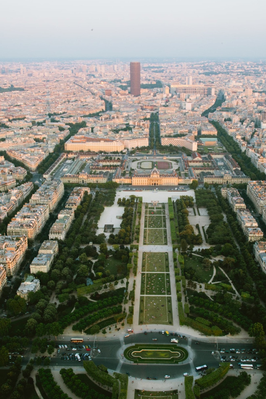 Highlights of Paris Bike Tour in English or Dutch - Bikes, helmets, weather, and comfort
