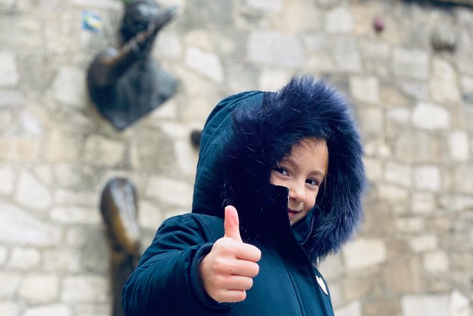 Kids/teens escape game in Montmartre - Le Mur des Je taime and the pleasure of looking closely