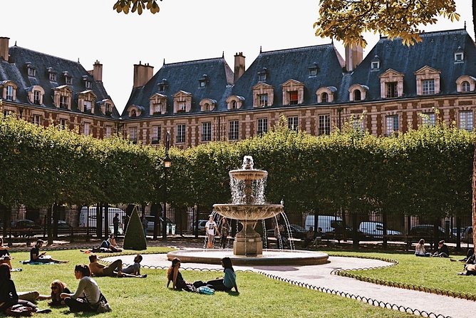 Le Marais District & Jewish Quarter Guided Walking Tour 12ppl Max - Entering the Pletzl and Jewish Quarter