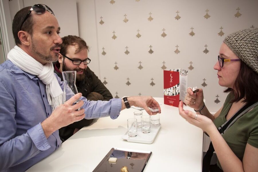 Le Marais: Pastry and Chocolate Food Tour - Tea, absinthe, and the less expected side of the route