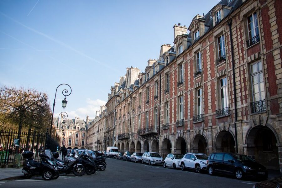 Le Marais: Pastry and Chocolate Food Tour - Ice cream and a shop with 1,001 spices