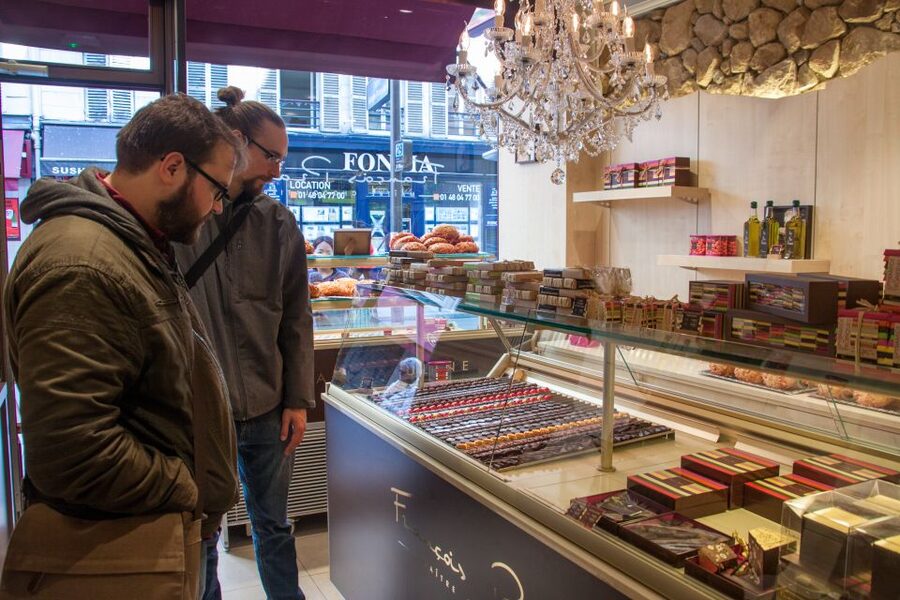 Le Marais: Pastry and Chocolate Food Tour - What the small group changes