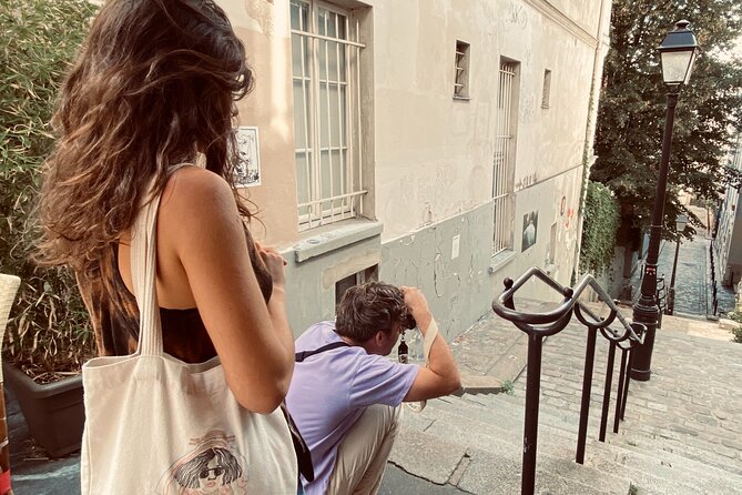 Learn the art of street photography in the heart of Montmartre! - Starting with street photography at Place des Abbesses