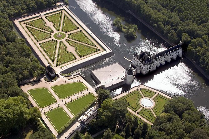Loire Valley Castles Guided Day Trip from Paris in Minivan - Lunch needs your own plan