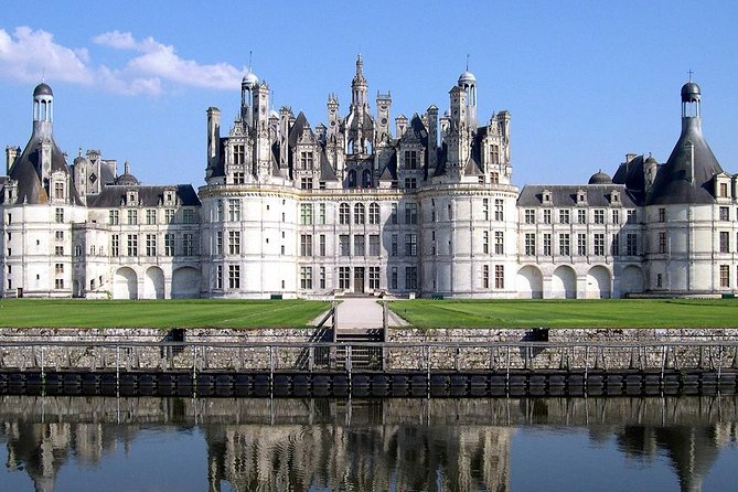 Loire Valley Castles Guided Day Trip from Paris in Minivan - Timing, meeting point, and the return to Paris