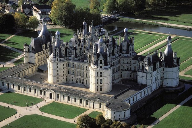 Loire Valley Castles Guided Day Trip from Paris in Minivan - Chambord and the double-helix staircase