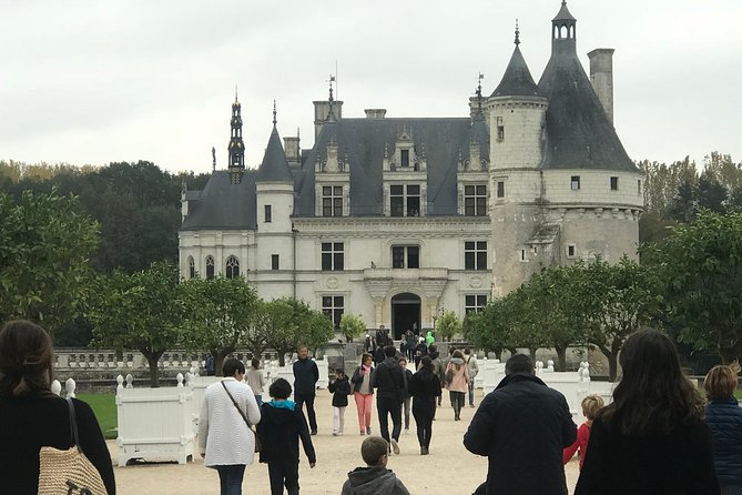 Loire Valley Castles Small-Group Day Trip from Paris - How much guiding will you receive?