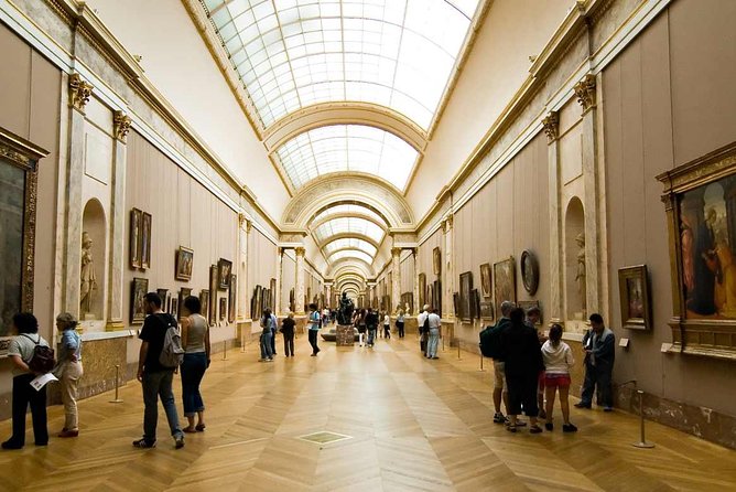 Louvre Museum Guided Family Treasure Hunt - The Mona Lisa, famous and crowded
