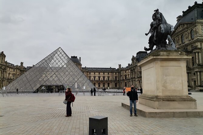 Louvre Museum Guided Tour Options with Timed Entry - What the tour does best