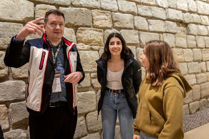 Louvre Museum : Kids-Friendly Private Tour with Entry Tickets - Getting through the Louvre with less waiting