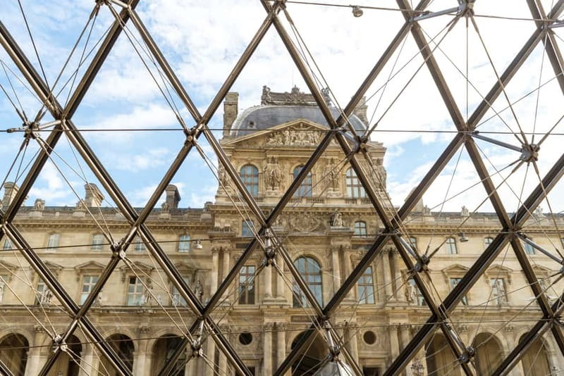 Louvre Museum: Skip-the-Line Small Group Guided Tour - Finding the meeting point on Rue de Rivoli