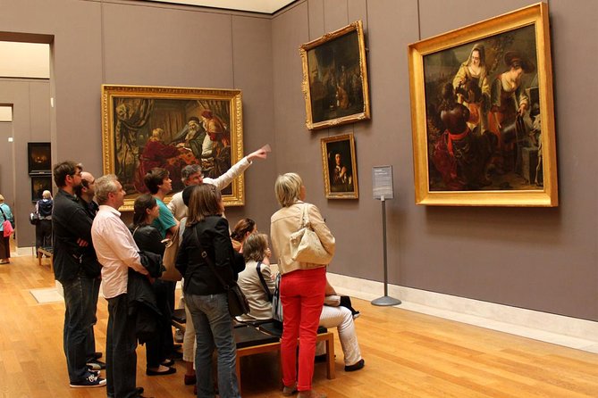 Louvre Museum Small Group Spanish Guided Tour - Small group size changes the feel of the visit
