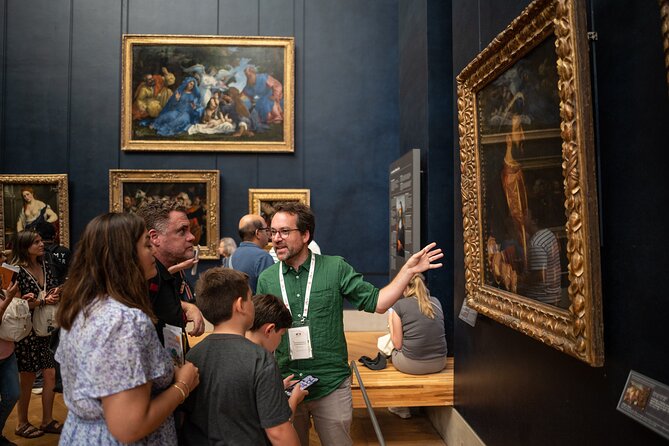 LOUVRE PRIVATE TOUR: Priority Access tickets & Local expert guide - Meeting at the Louvre Pyramid