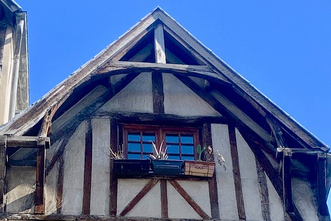 Marais Tour With a Local - Starting with bread and coffee at Aux Désirs de Manon