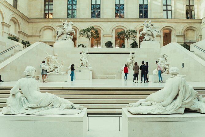 Mona Lisa and Treasures: Louvre Museum Experience 6-people Max - Stories, context, and lesser-known works