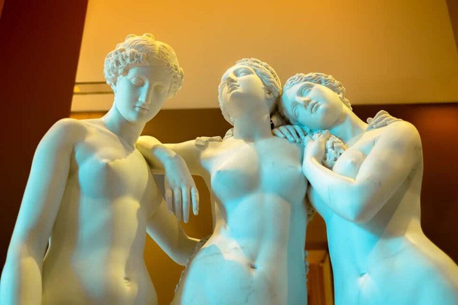 Mona Lisa & Treasures: 6-people Max Louvre Experience - Why a small Louvre tour makes sense