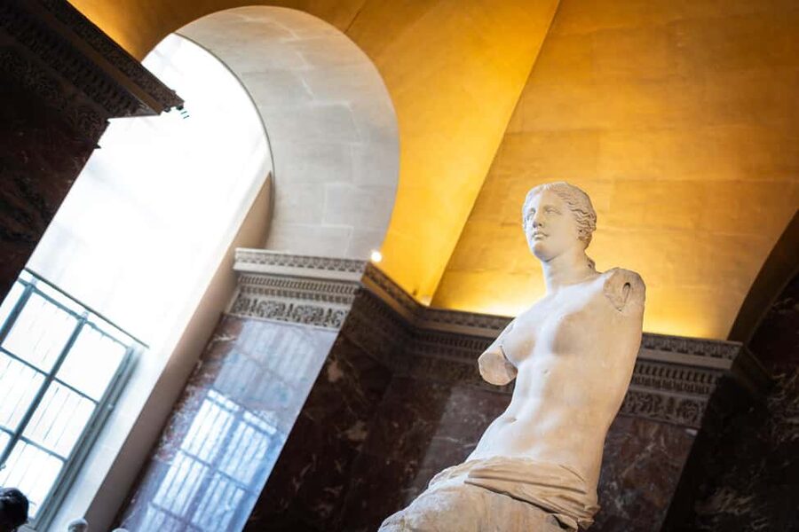 Mona Lisa & Treasures: 6-people Max Louvre Experience - A guide-led route through a very large museum