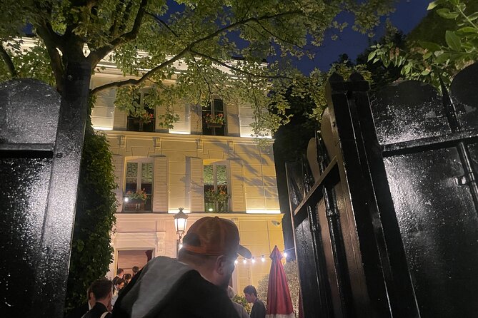 Montmarte Confidential - Who will enjoy this evening most