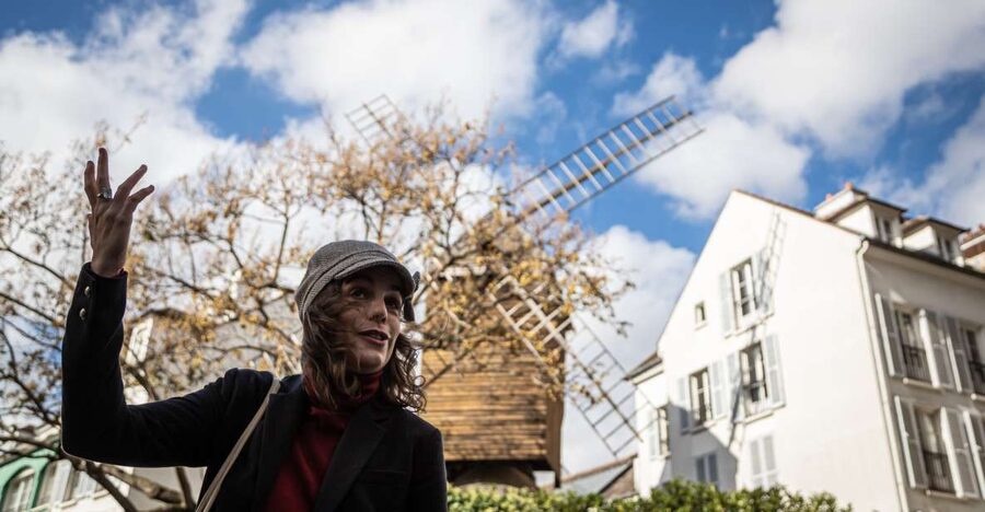 Montmartre en chansons: tour with a professional singer - Rue Lepic and the world of old Montmartre
