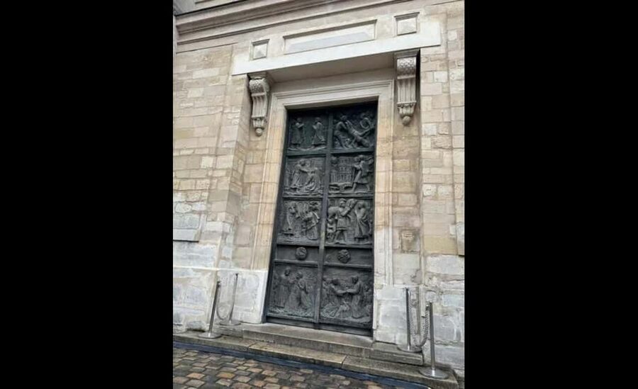 Montmartre for Art Lovers - Walking tour with Expert Guide - Square Suzanne Buisson and quieter Montmartre