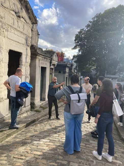Montmartre for Art Lovers - Walking tour with Expert Guide - Dalida’s statue and Rue de l’Abreuvoir