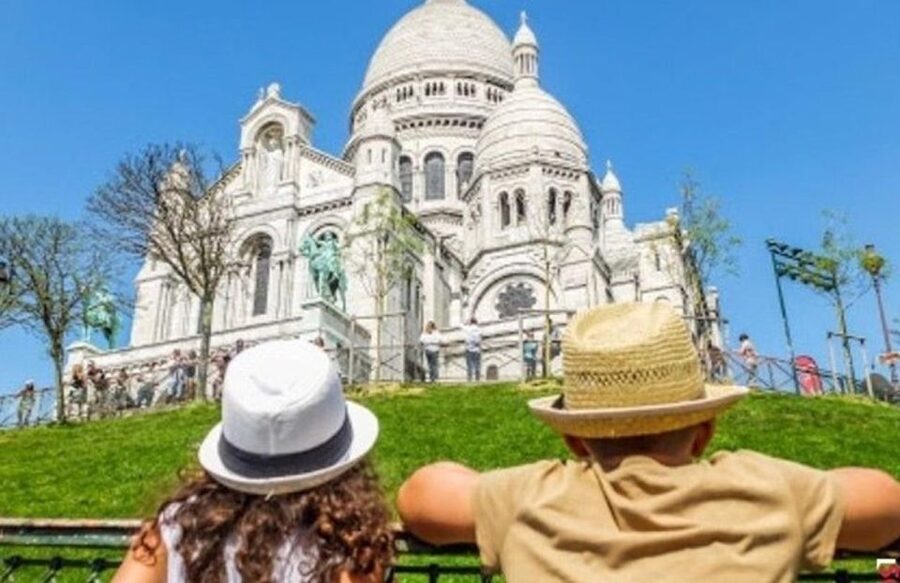 Montmartre: Guided Tour for Kids and Families - Abbesses, the Wall of Love, and the second carousel