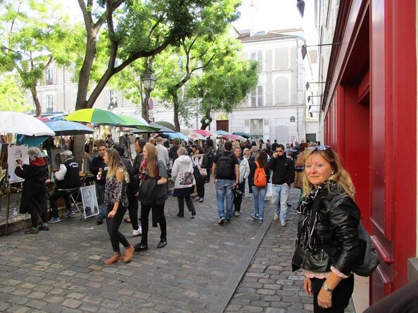 Montmartre guided walking tour with local guide in small group - Starting at the Carrousel de Saint-Pierre