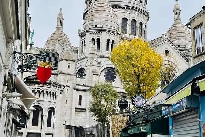 Montmartre guided walking tour with local guide in small group - The pink Maison Rose and Montmartre’s village feel