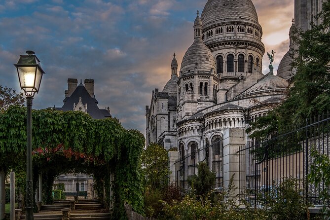 Montmartre guided walking tour with local guide in small group - Finishing at Sacré-Cœur