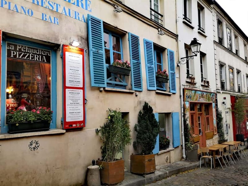 Montmartre : private family tour - Dalida’s statue and Square Suzanne Buisson