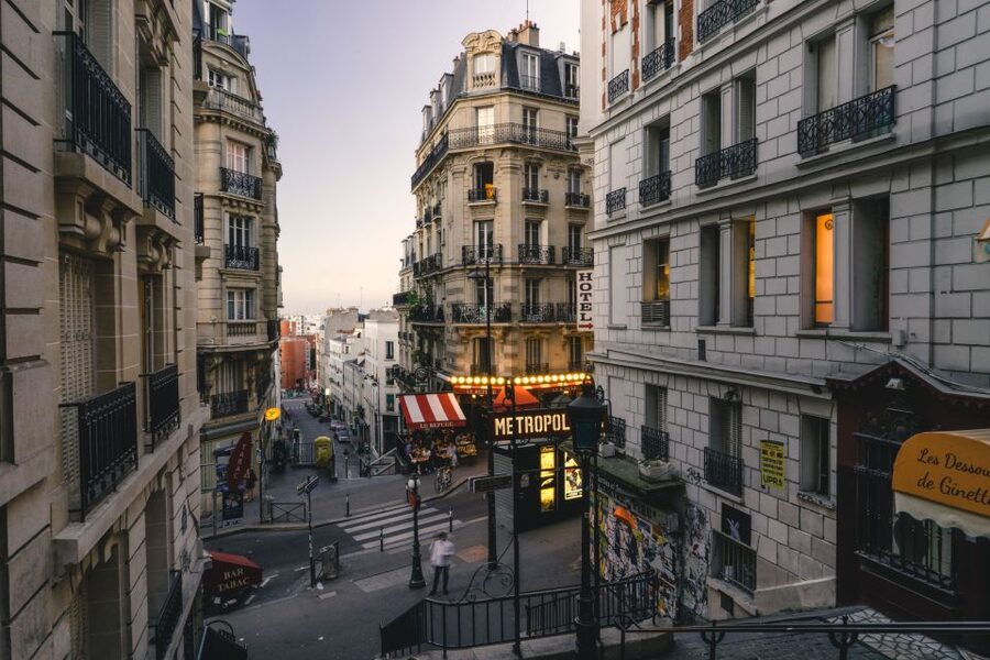 Montmartre : private family tour - The Passe-Muraille story