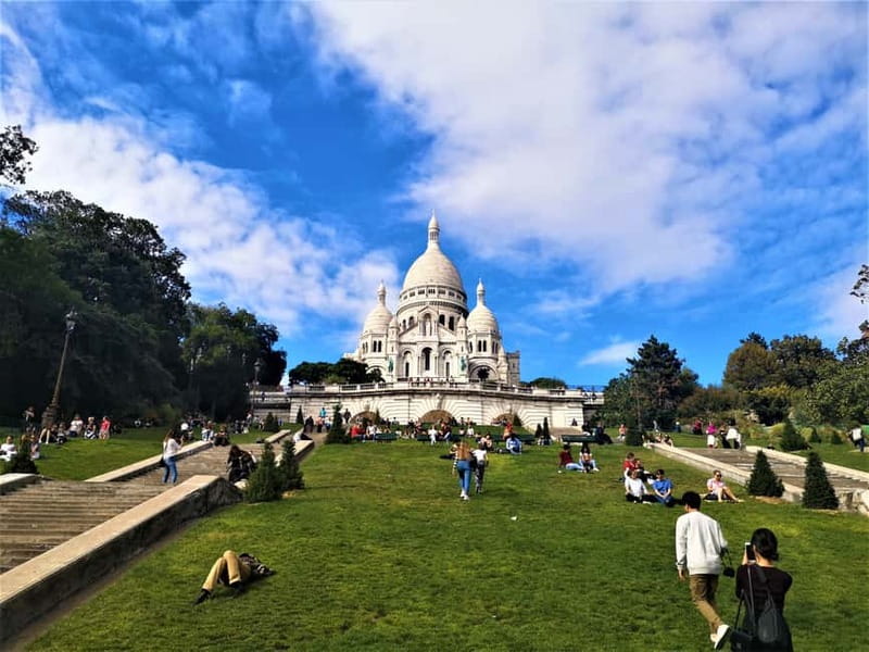 Montmartre : private family tour - From Place Saint-Pierre to Sacre-Coeur