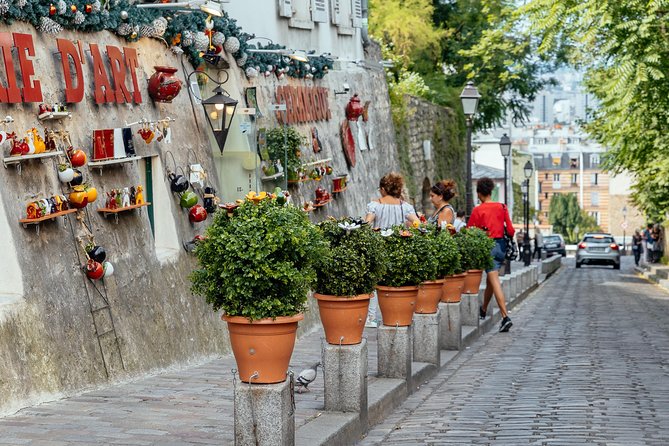 Montmartre Private Food Walking Tour With Locals: The 10 Tastings - The guide can make or break the day